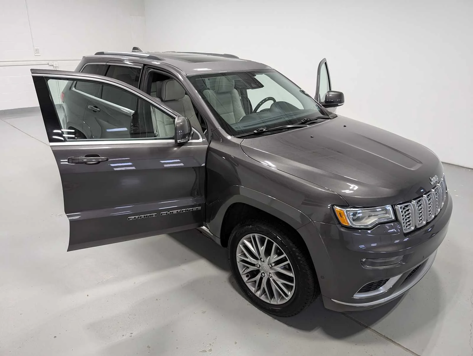 Used 2018 Granite Crystal Metallic Clearcoat Jeep Summit image 16