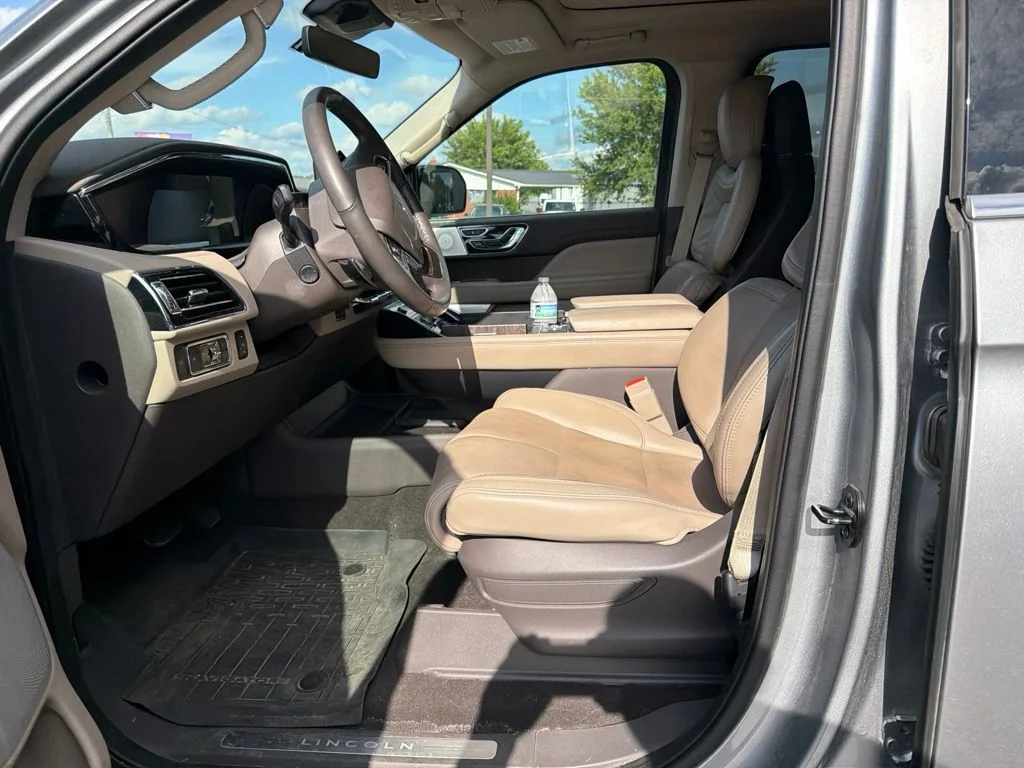 Used 2022 Silver Lincoln Reserve image 18