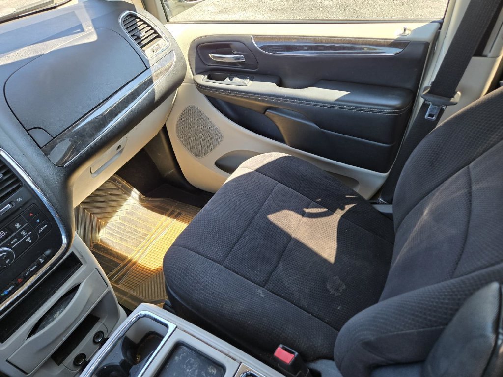 Used 2011 Silver Chrysler Touring image 15