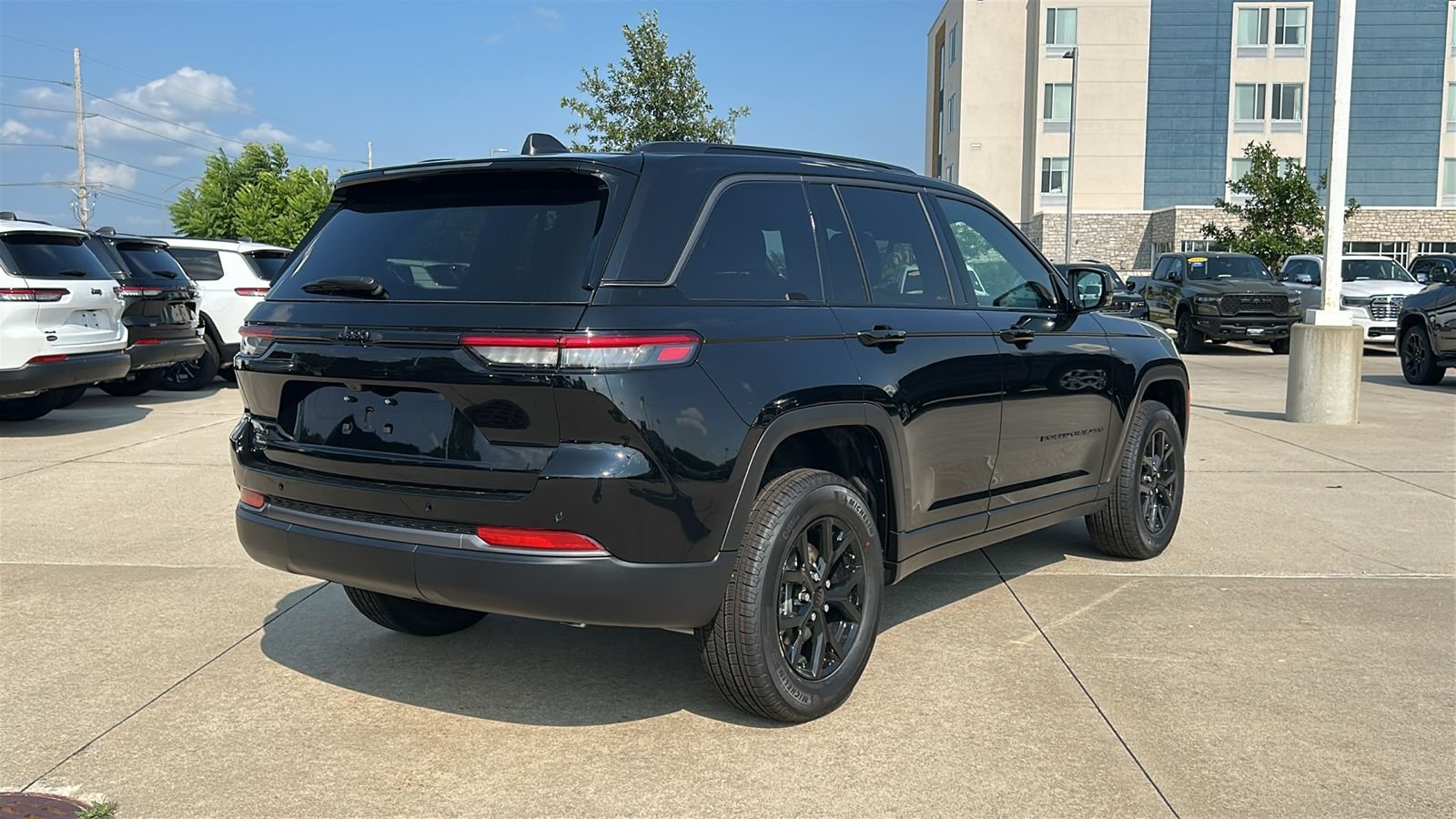 New 2026 Diamond Black Crystal Pearl-Coat Exterior Paint Jeep Altitude image 4
