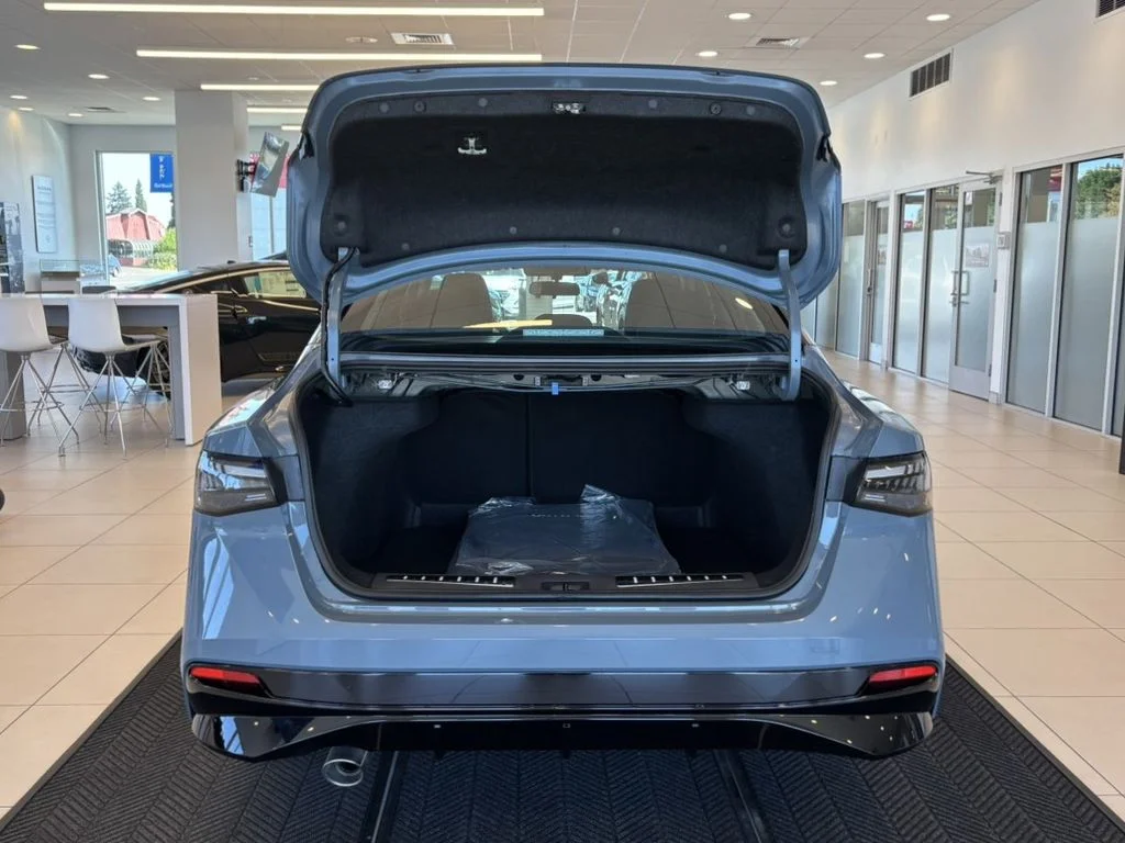 New 2026 Atlantic Gray Metallic / Super Black Two-tone Nissan SR image 9