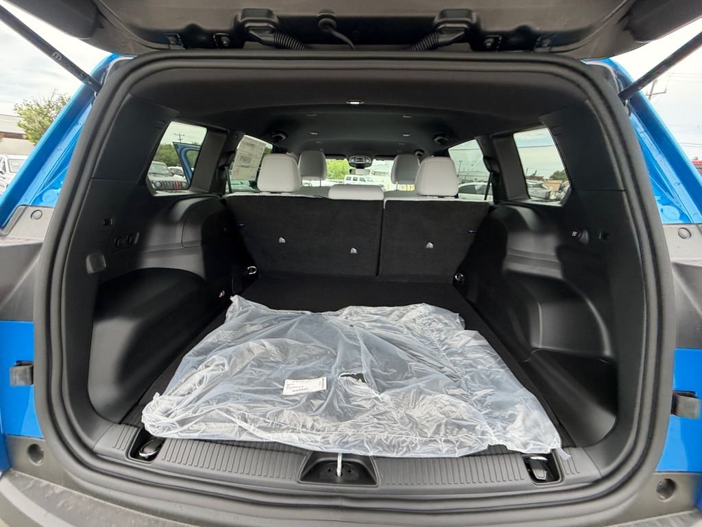 New 2026 Hydro Blue Pearl-Coat Exterior Paint Jeep Laredo image 18