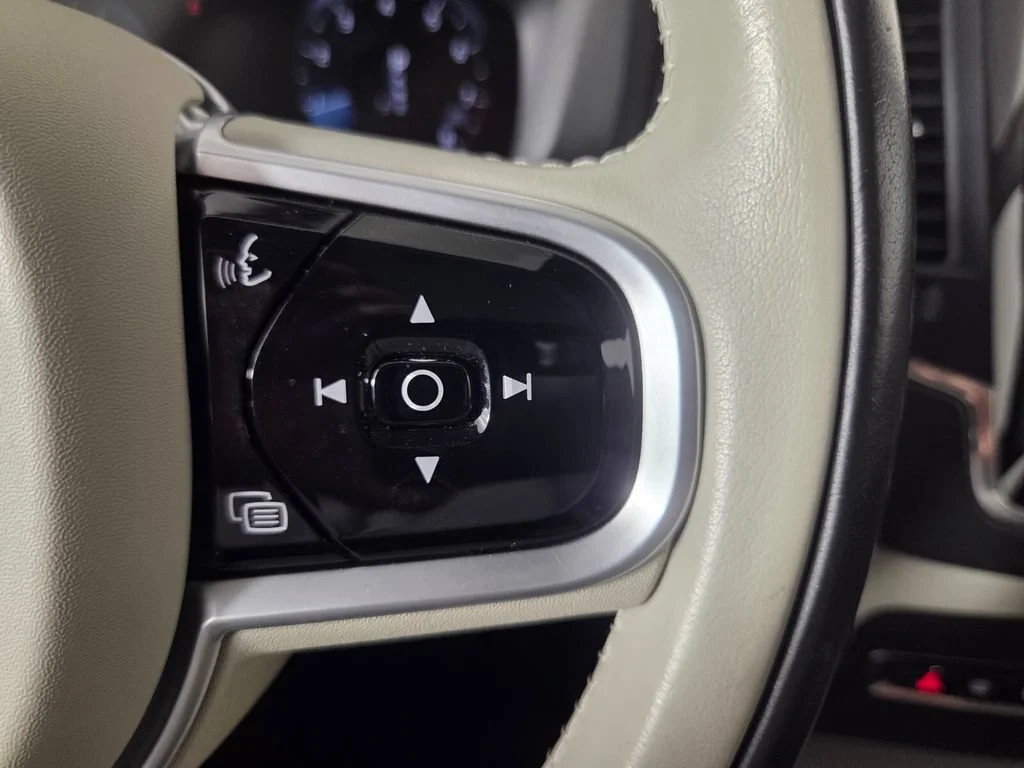 Used 2020 Crystal White Volvo Momentum image 18