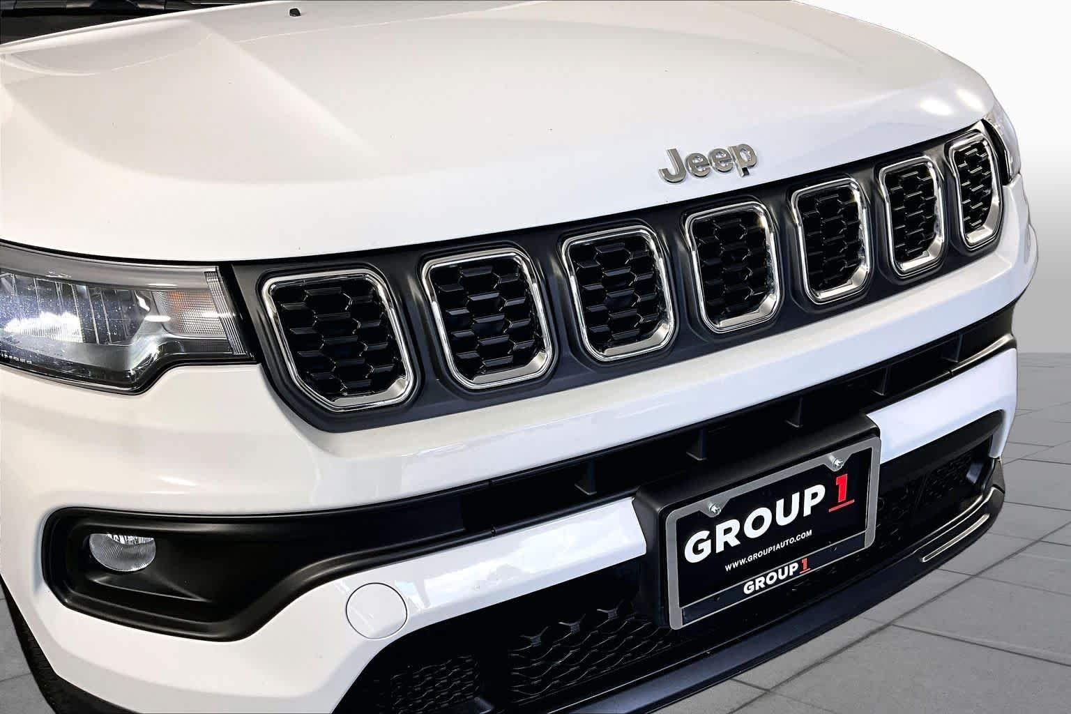 Used 2024 White Jeep Latitude Lux FWD image 29