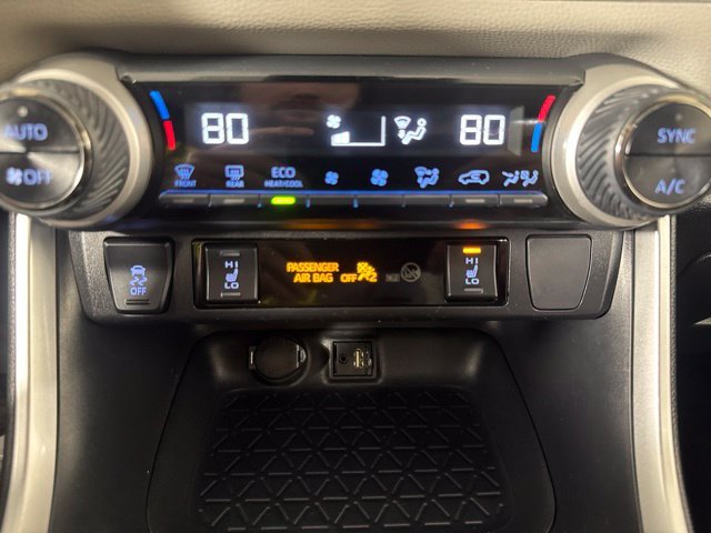 Used 2019 Silver Toyota XLE Premium image 16