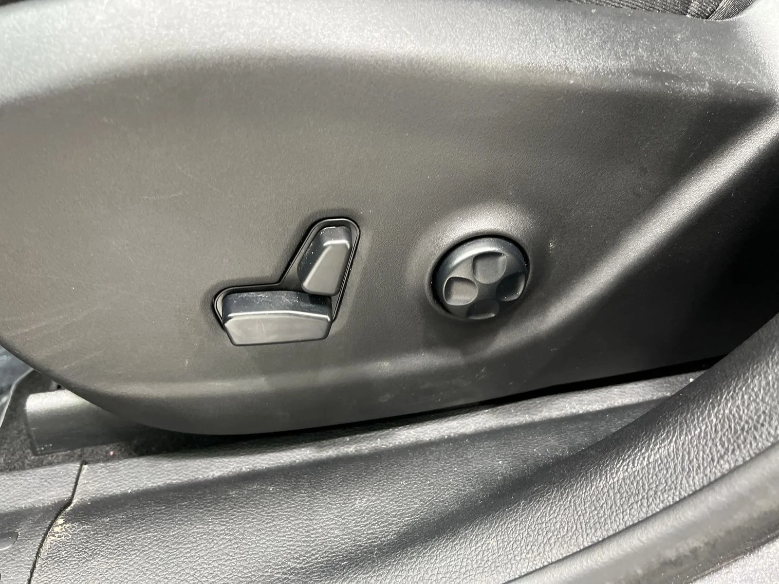 Used 2020 Gray Jeep Latitude Plus image 12