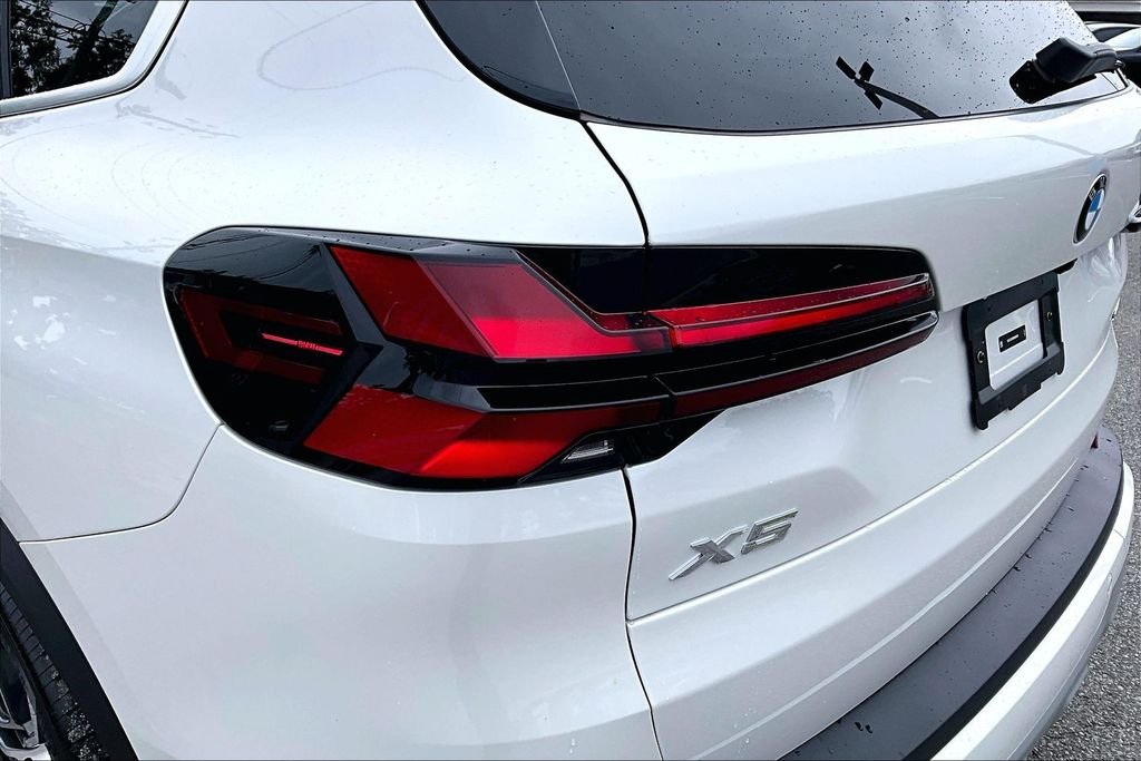 Used 2025 White BMW sDrive40i image 19