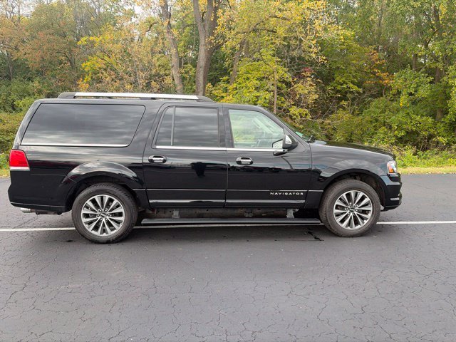 Used 2017 Black Lincoln Select image 9