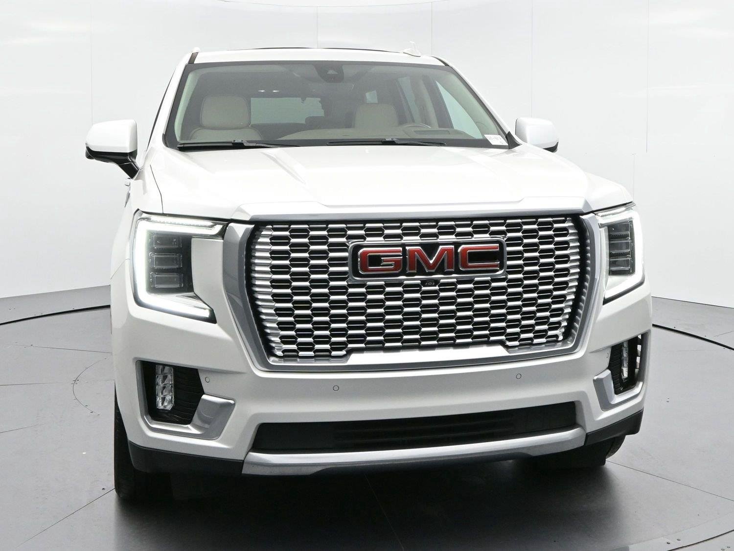 Used 2021 WHITE FROST TRICOAT GMC Denali image 2