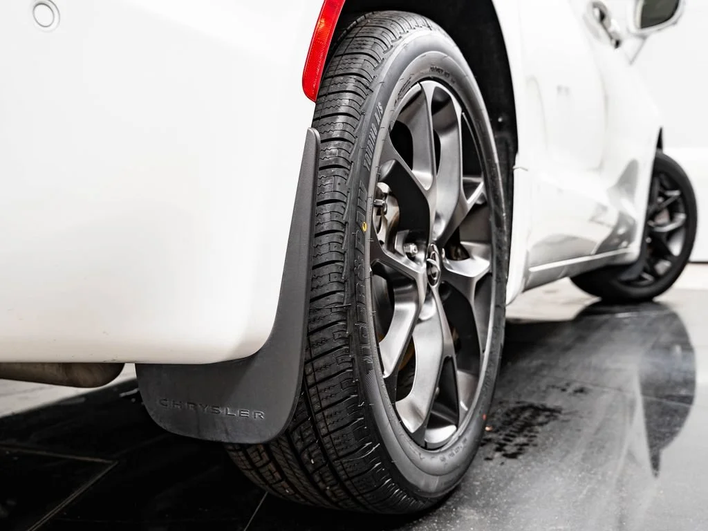 Used 2022 Bright White Clearcoat Chrysler Limited image 51