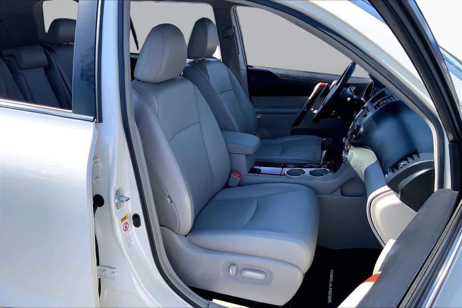 Used 2013 Blizzard Pearl Toyota Limited image 9