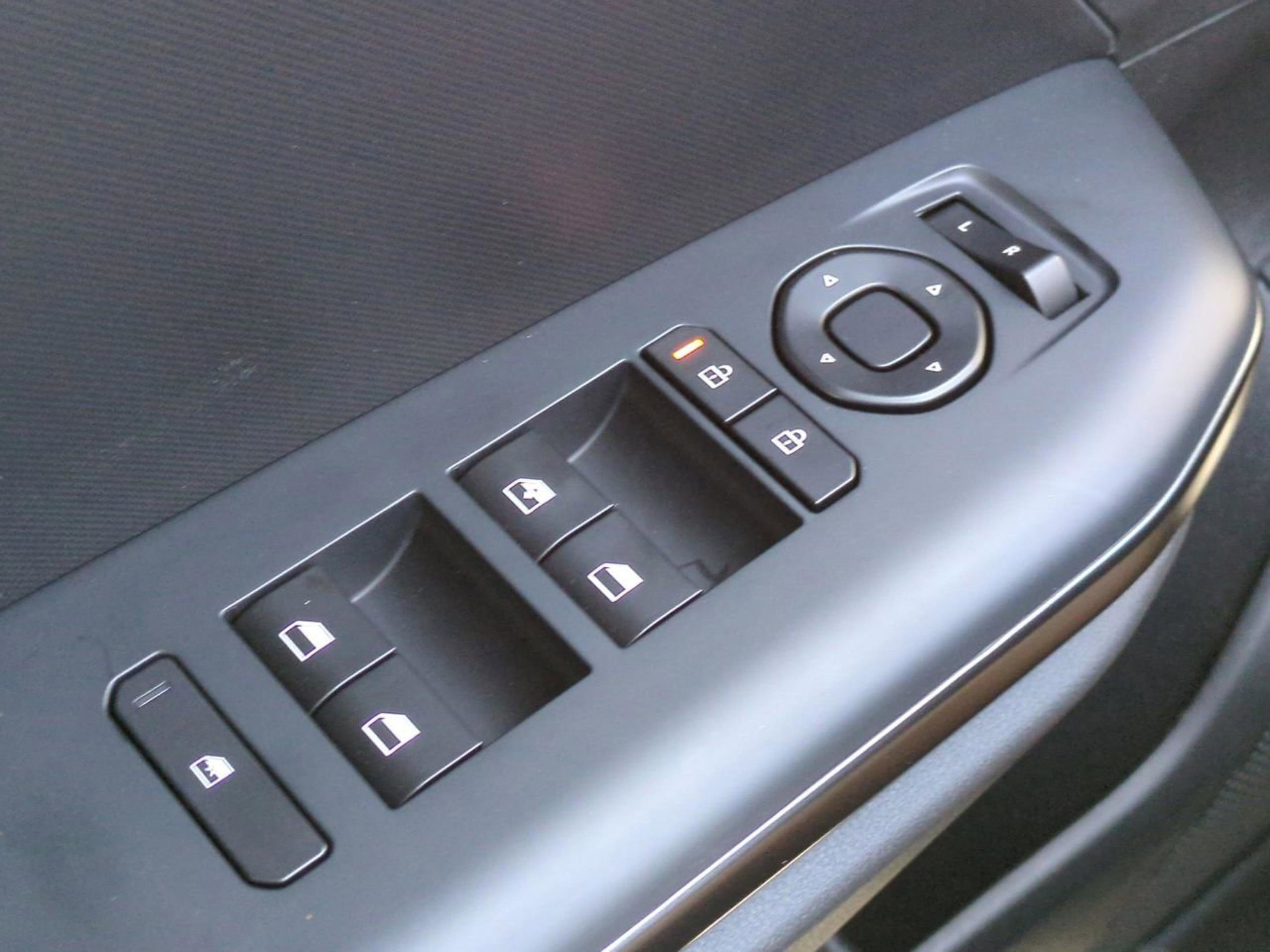 New 2026 Snow White Pearl Kia LX image 20