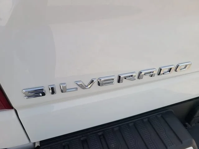 New 2026 Summit White Chevrolet RST image 31