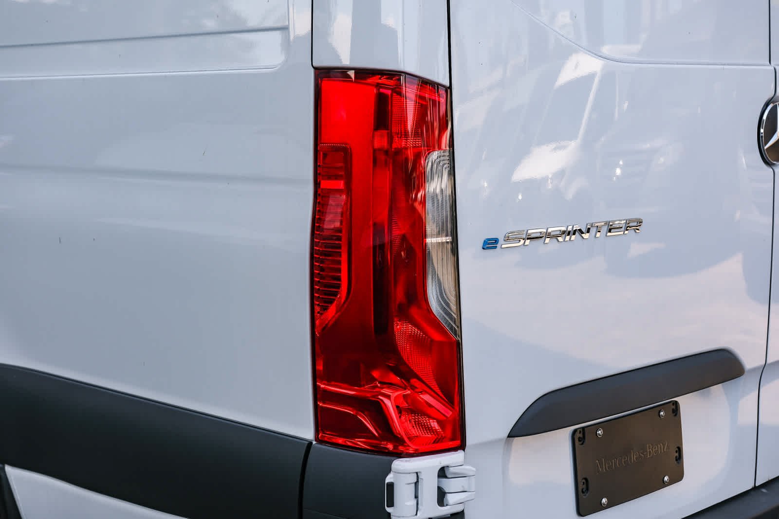 New 2025 Arctic+White Mercedes-Benz Cargo Van 170WB High Roof 113kw Battery RWD SO Mot image 8