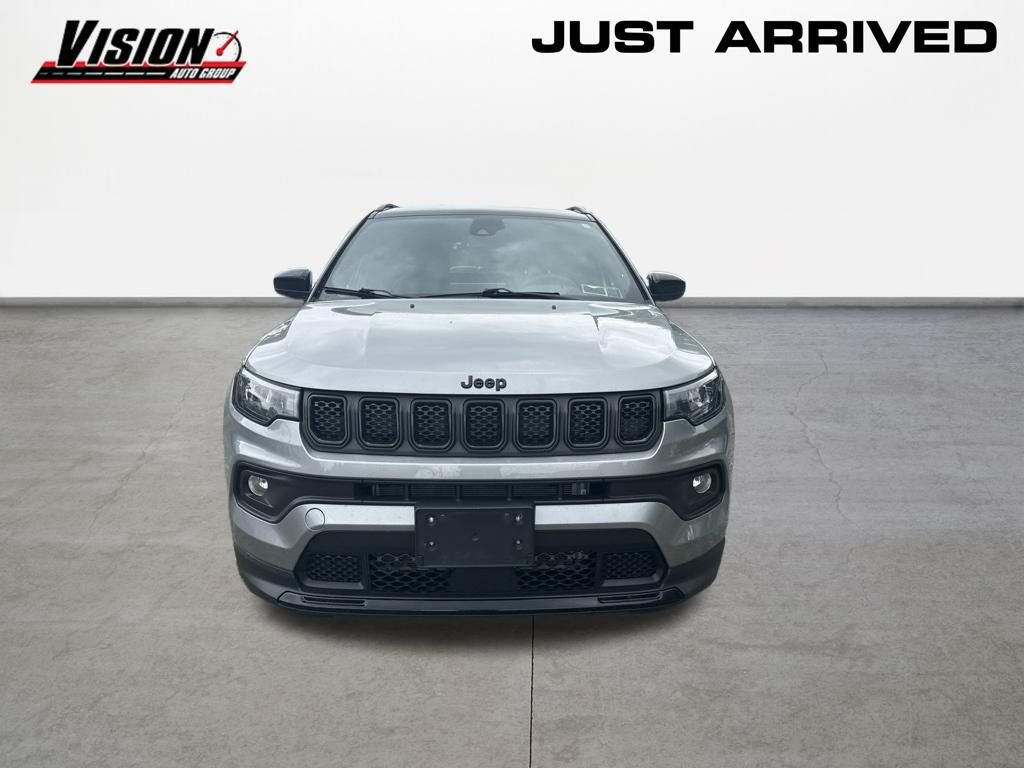 Used 2023 Silver Jeep Latitude image 8