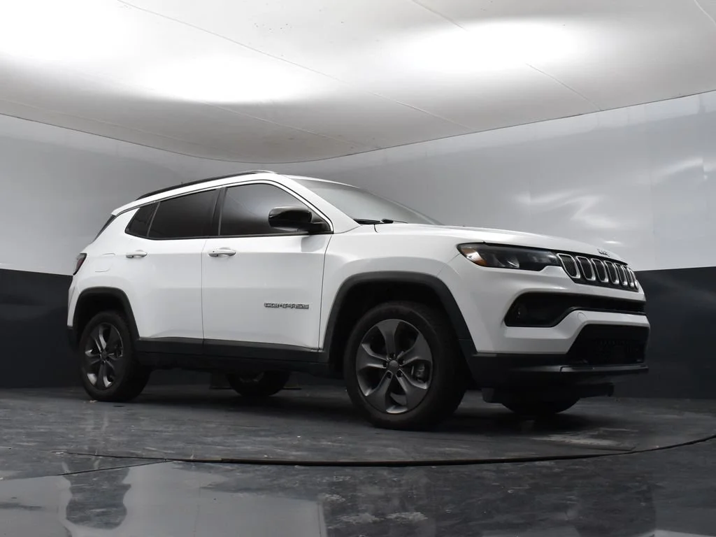 Certified Used 2022 White Jeep Latitude Lux image 8