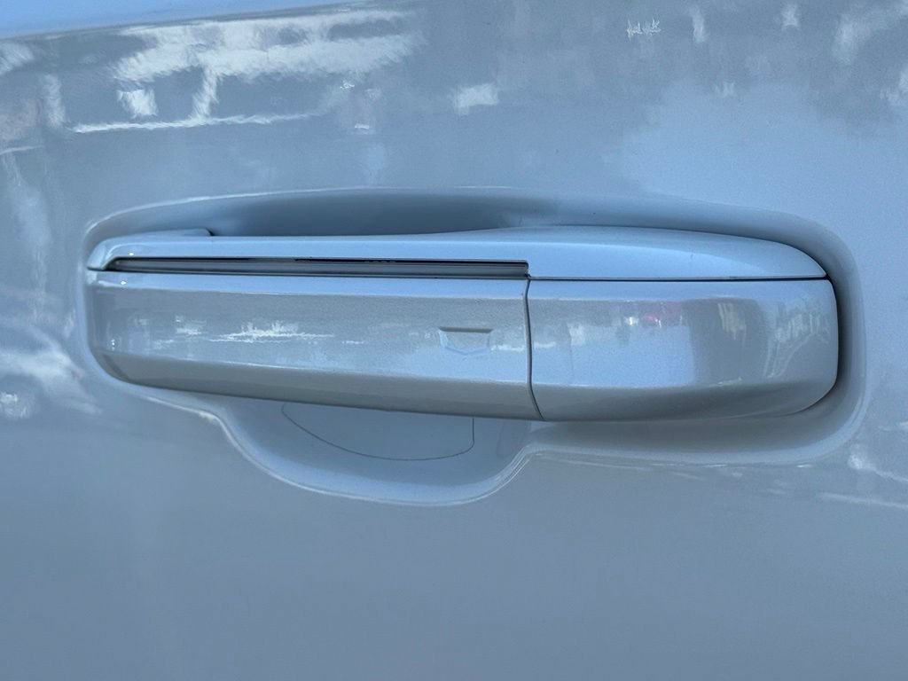 Used 2021 CRYSTAL WHITE TRICOAT Cadillac Sport Platinum image 14