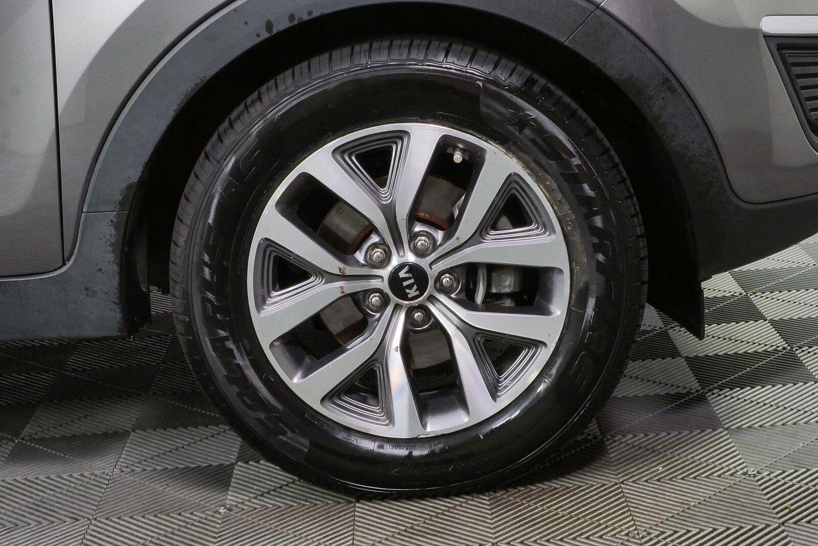 Used 2016 Mineral Silver Kia LX image 8