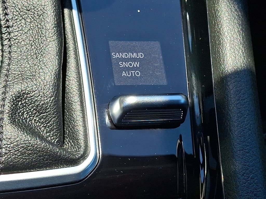 Used 2026 White Jeep Latitude image 25