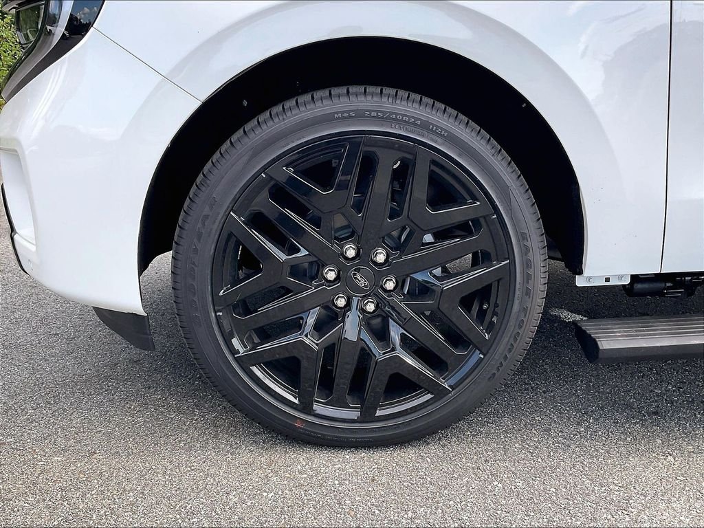New 2027 Star White Metallic Tri-Coat Ford Platinum image 8