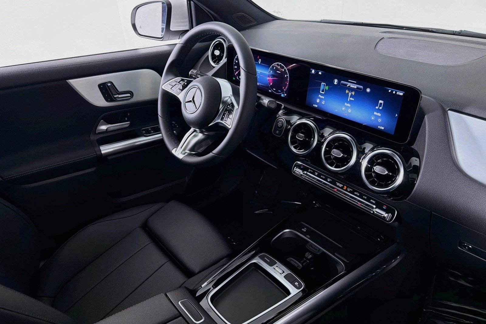 New 2026 Polar White Mercedes-Benz GLA 250 SUV image 15