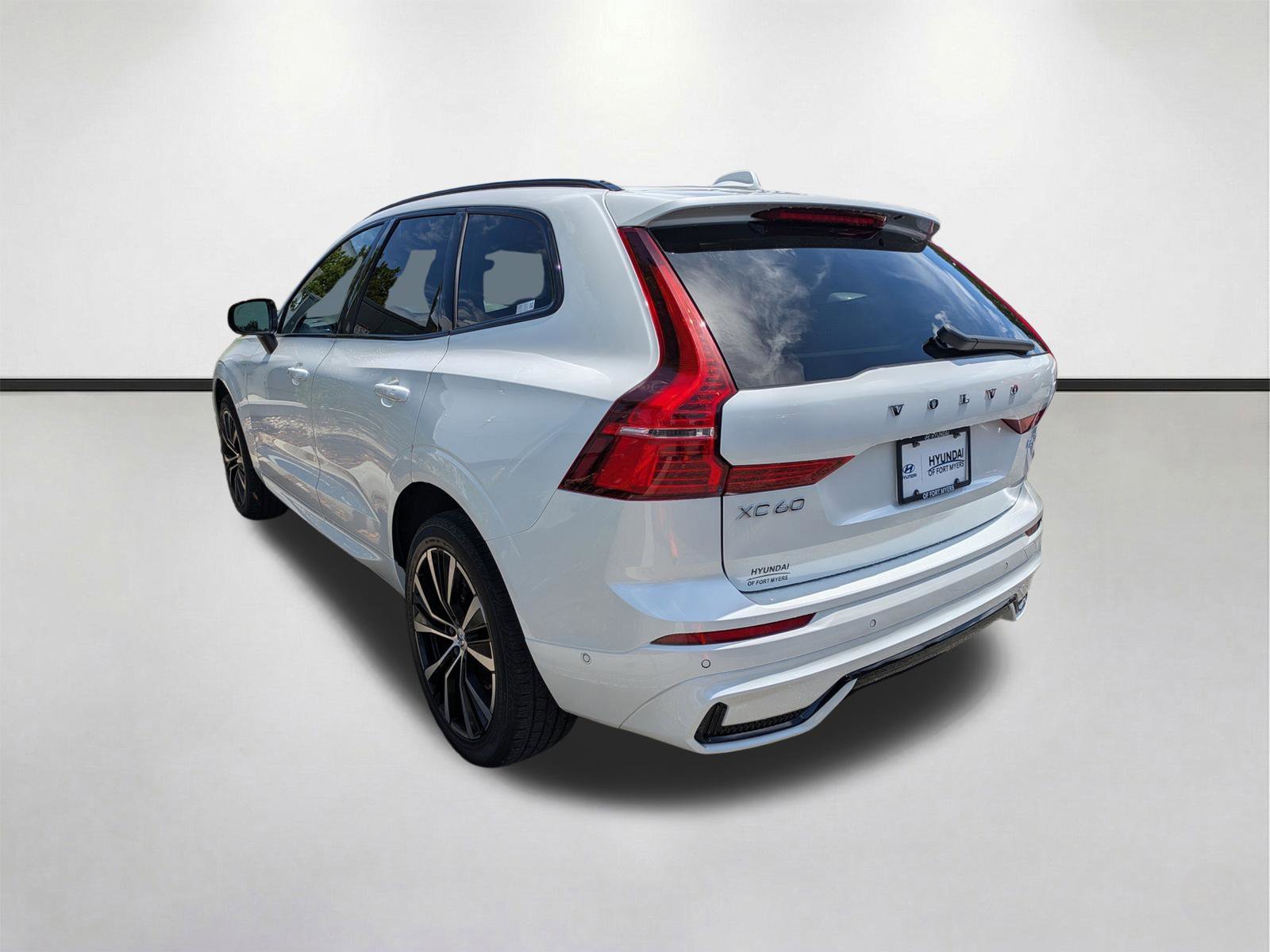 Used 2024 Crystal White Metallic Volvo Plus Dark Theme image 6
