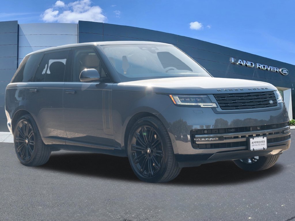 Used 2025  Land Rover SE image 3