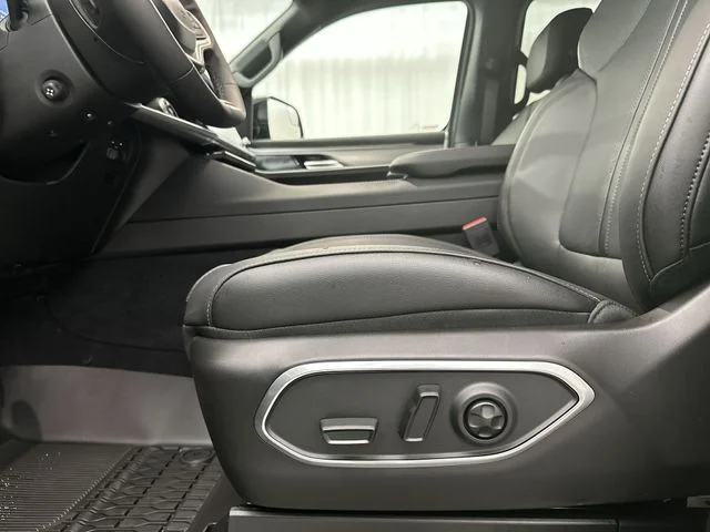 New 2026 Baltic-Gray Metallic Clear-Coat Exterior Paint Jeep  image 16