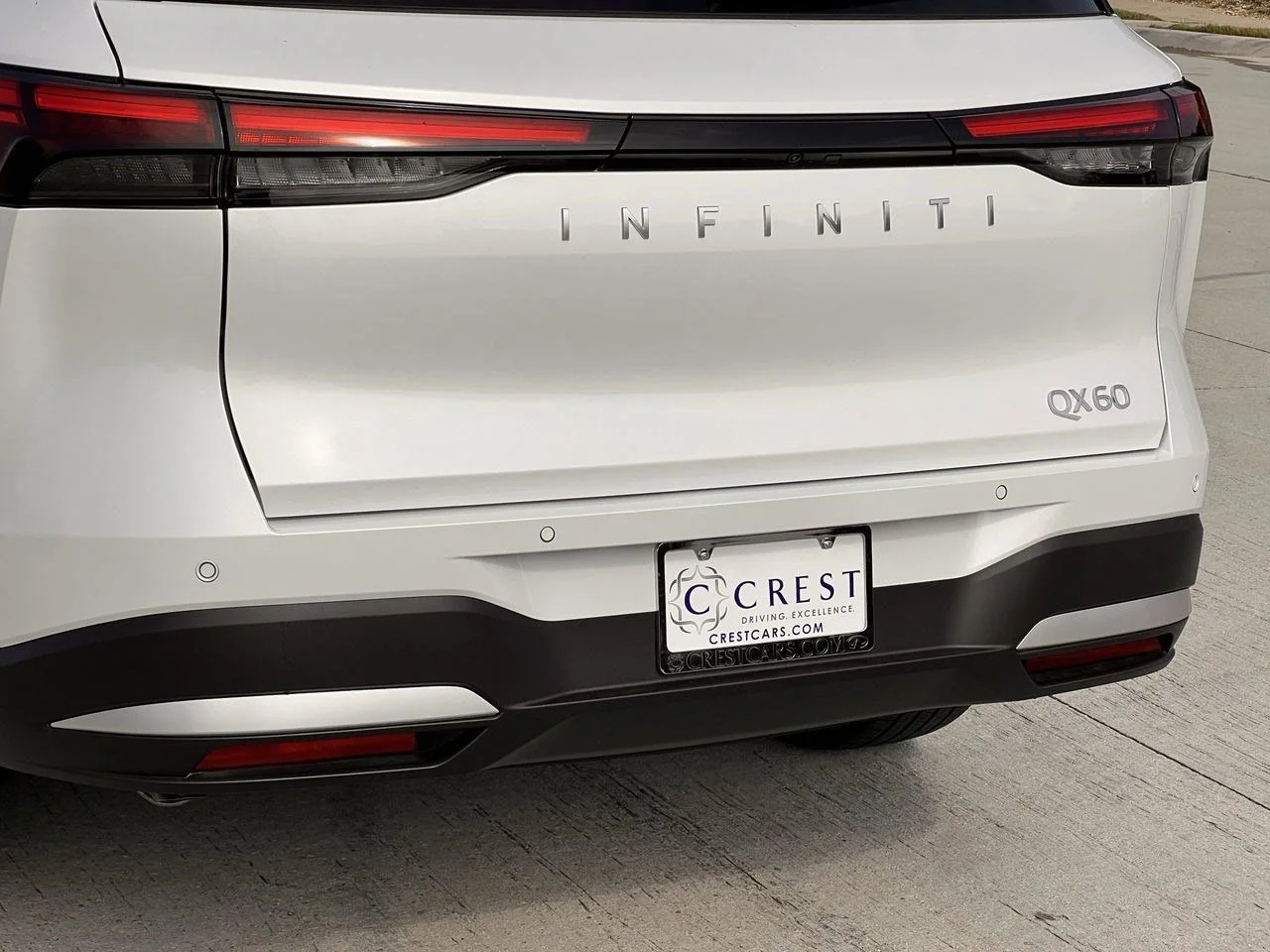 New 2027 RADIANT WHITE INFINITI Luxe FWD image 6