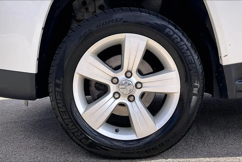 Used 2016 White Jeep Latitude image 7