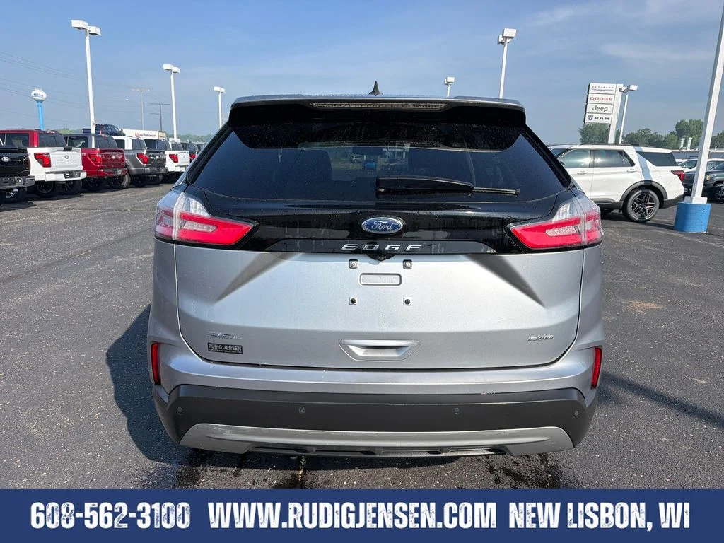 Used 2022 Silver Ford SEL image 4