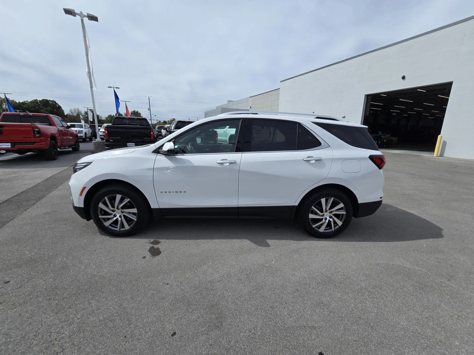 Used 2023 SUMMIT WHITE Chevrolet Premier image 4