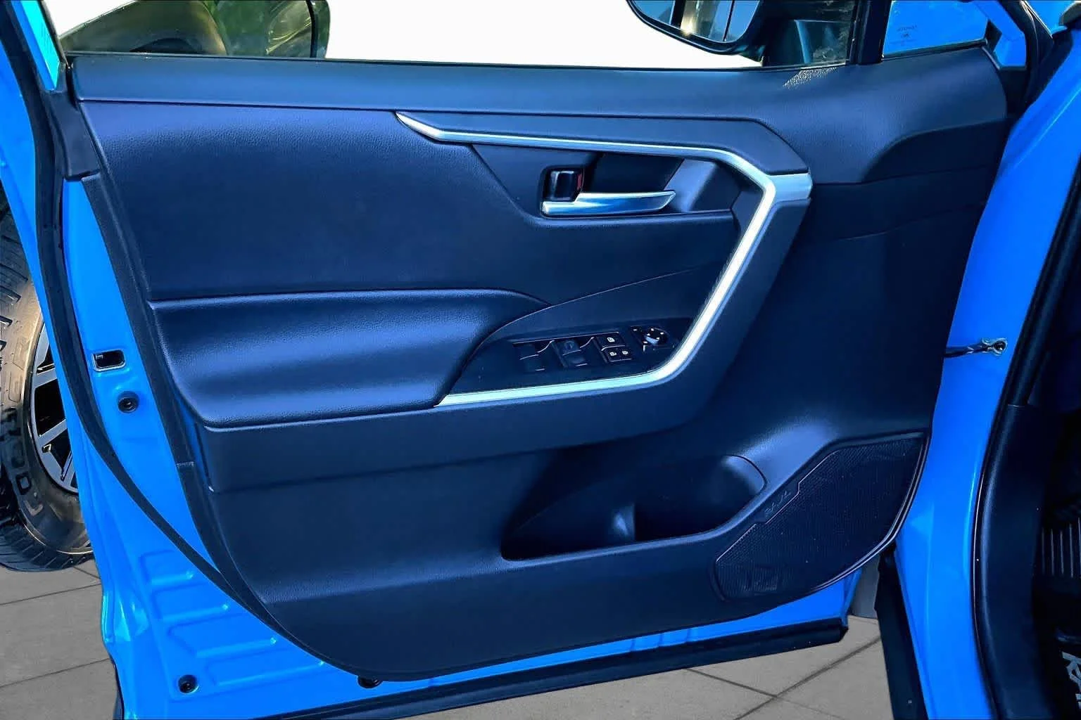 Used 2021 Blue Flame Toyota Hybrid XLE image 21