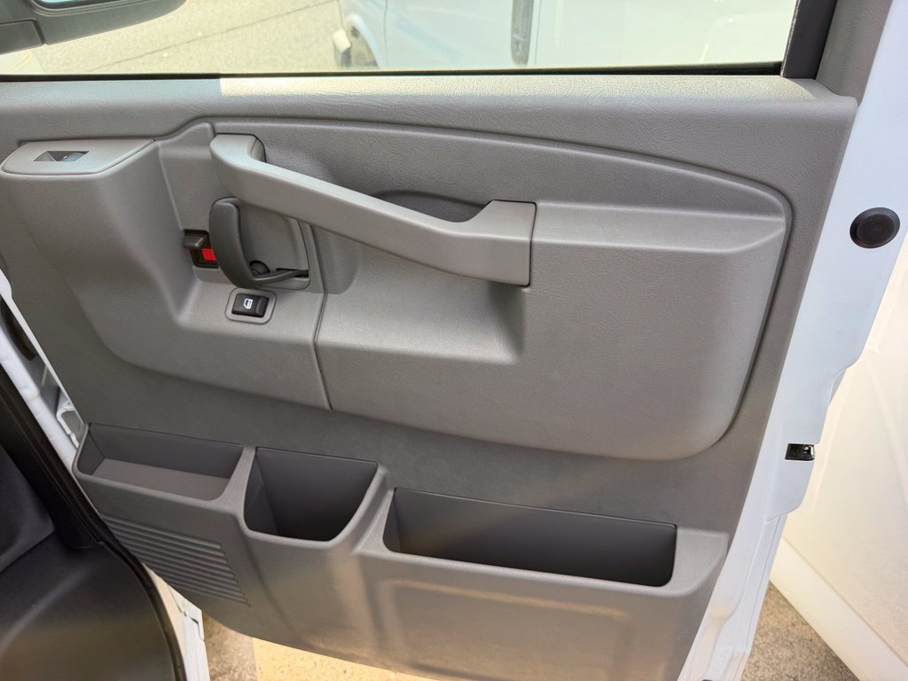 New 2025 Summit White Chevrolet WT image 17