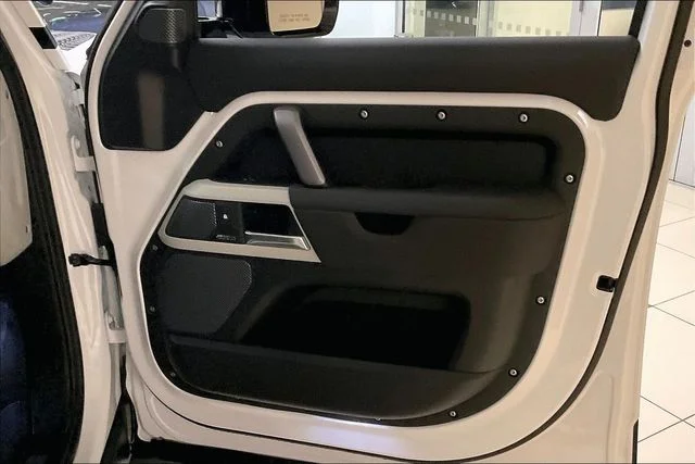 Used 2024 White Land Rover X-Dynamic SE image 30