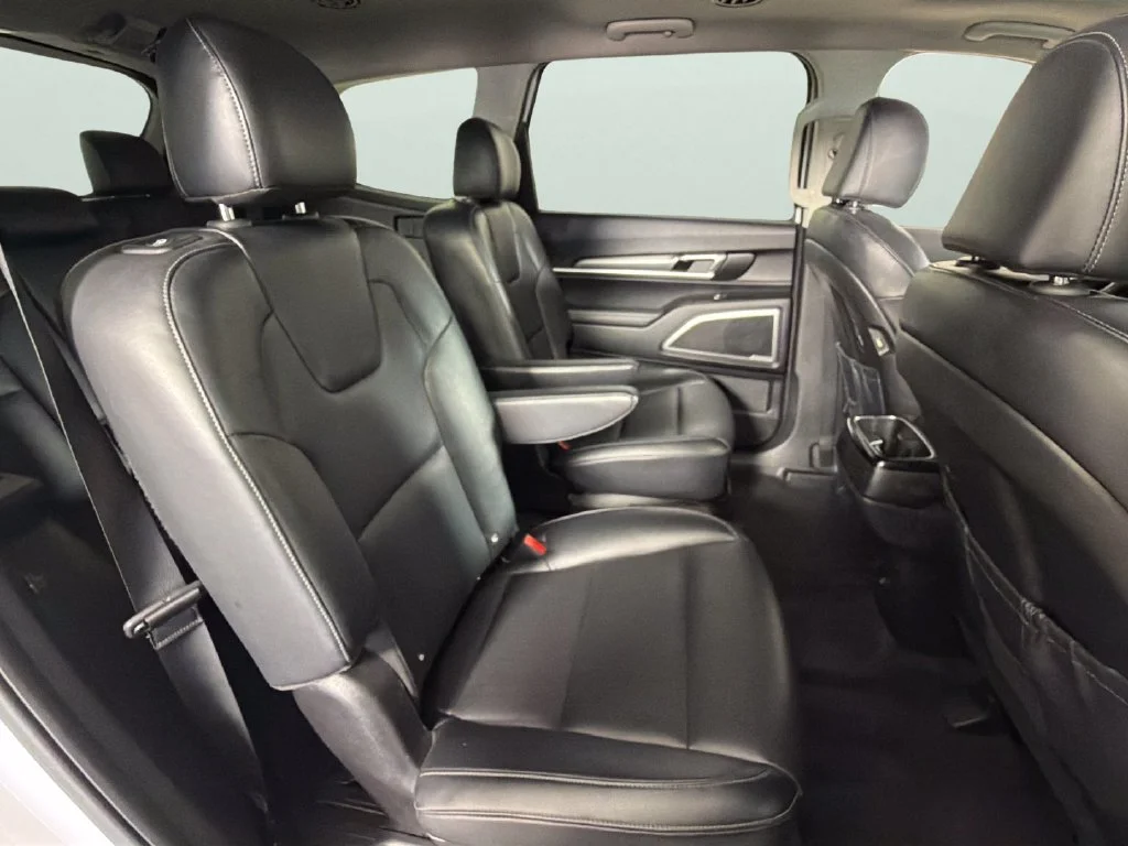 Used 2022 White Kia S image 33