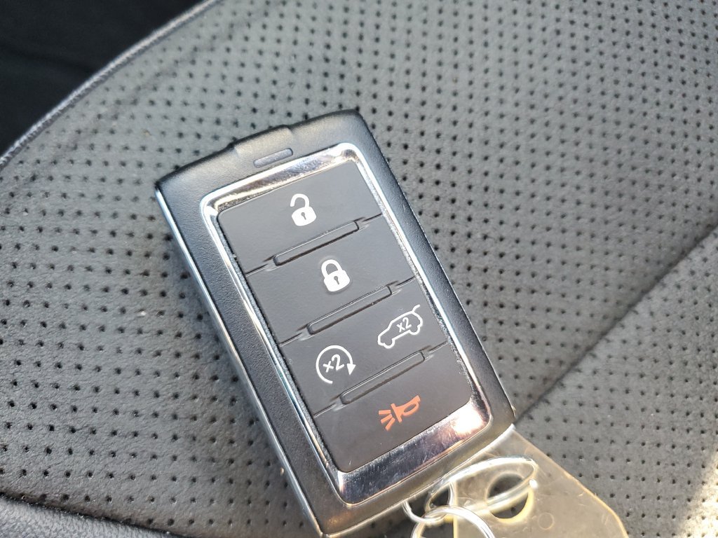 Used 2022 White Jeep Altitude image 22