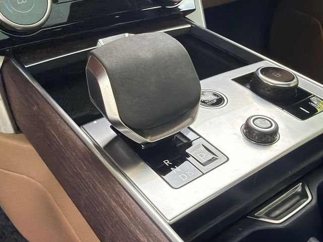 Used 2023 White Land Rover SE image 32