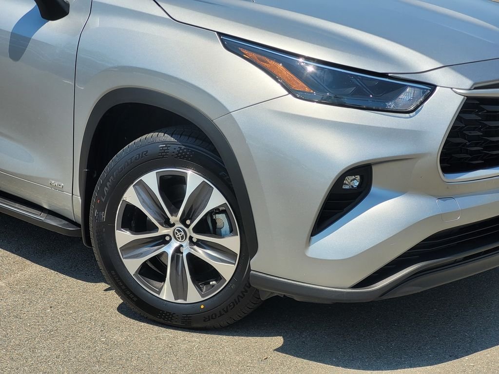 Used 2022 Silver Toyota XLE image 9