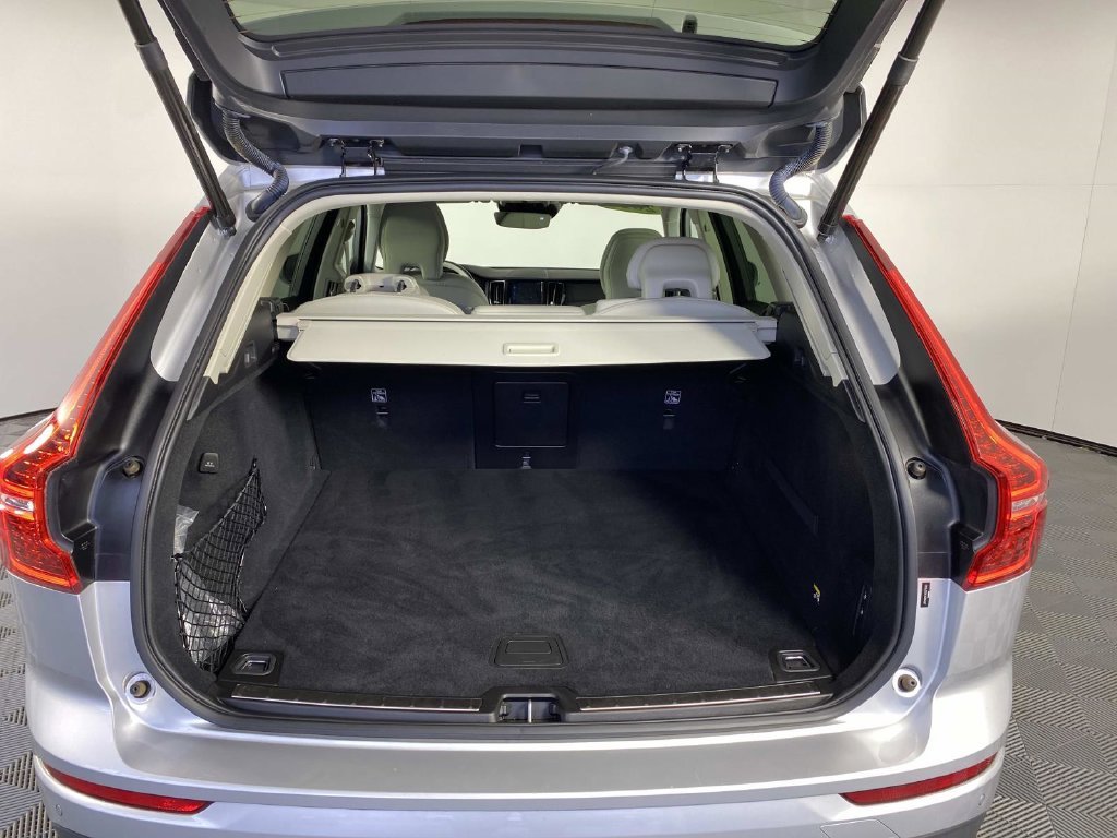 Used 2019 Silver Volvo T5 Momentum image 8
