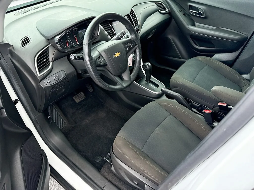 Used 2020 White Chevrolet LS image 24