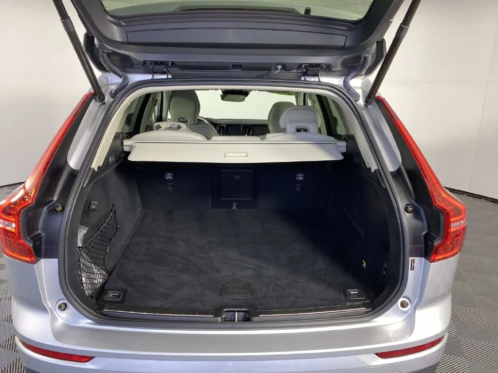 Used 2019 Bright Silver Metallic Volvo T5 Momentum image 8