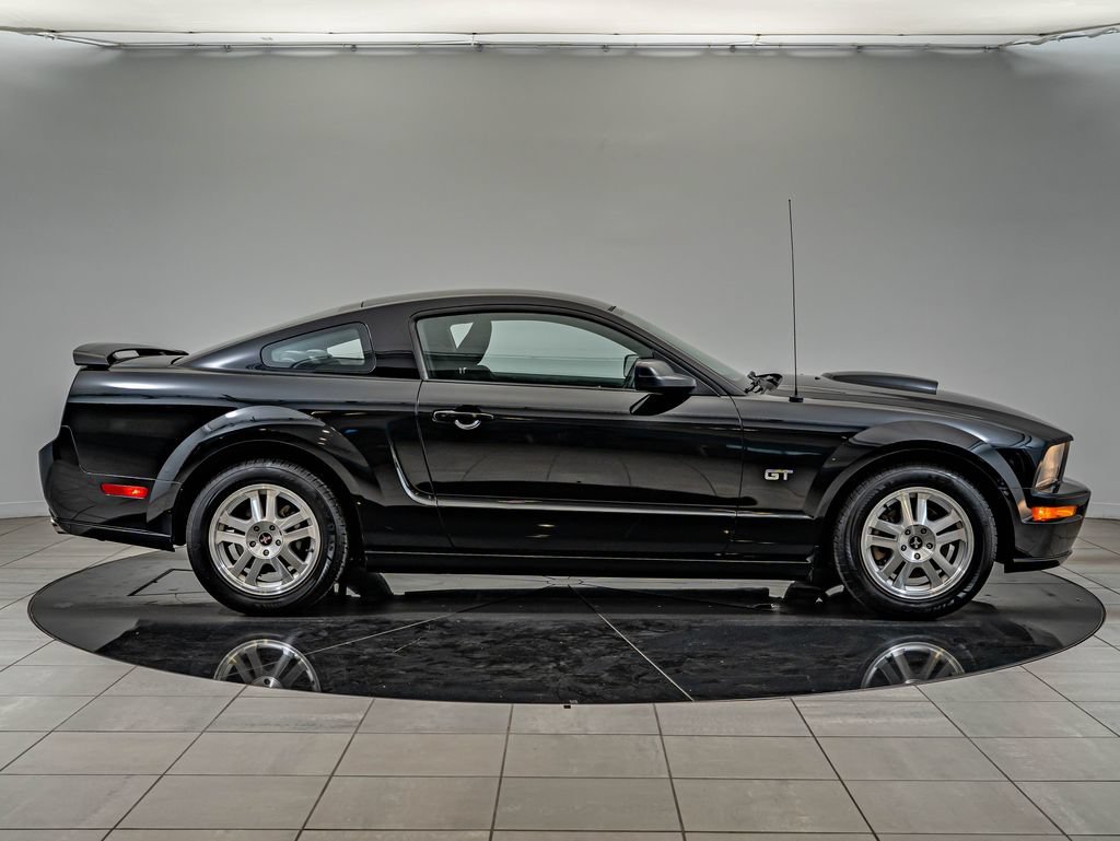 Used 2008 Black Ford GT Deluxe image 4