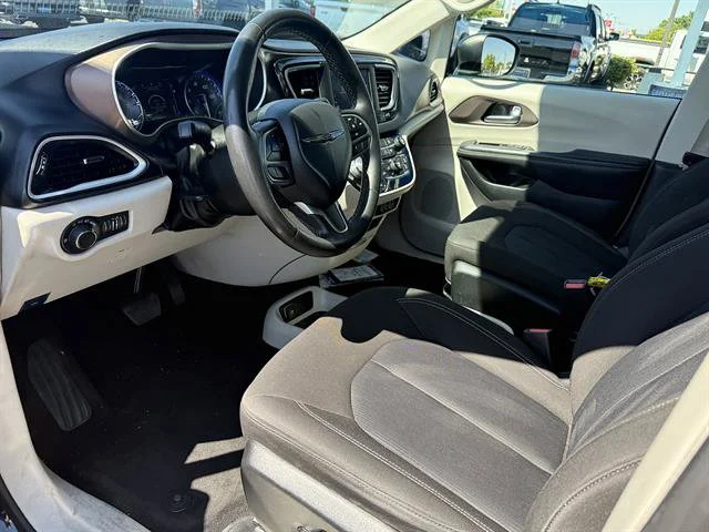 2023 Chrysler Voyager LX - Photo 10
