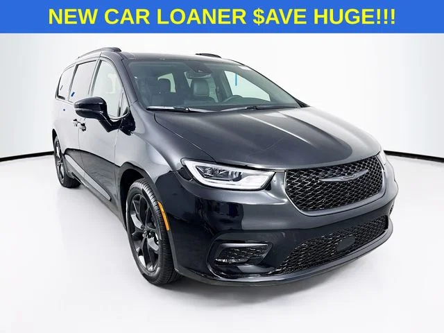 2026 Chrysler Pacifica Select's photo