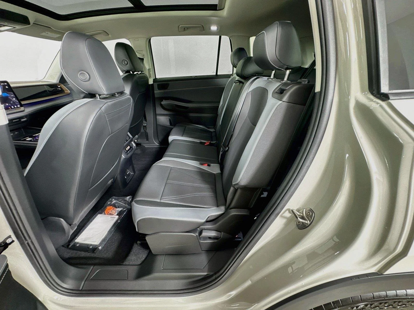 New 2027 Sandstone Volkswagen SE w/Technology image 24