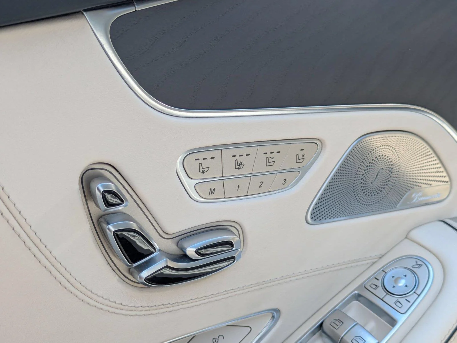 Used 2018 designo Diamond White Metallic Mercedes-Benz S 560 image 16
