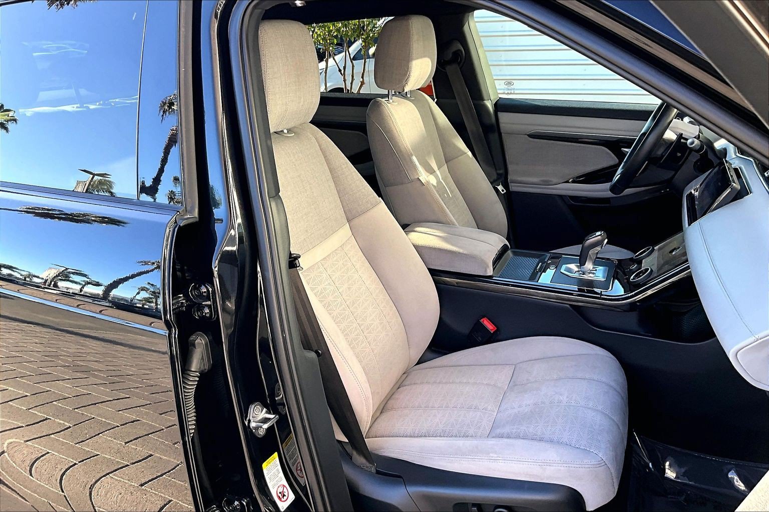 Used 2020 Black Land Rover R-Dynamic HSE image 7
