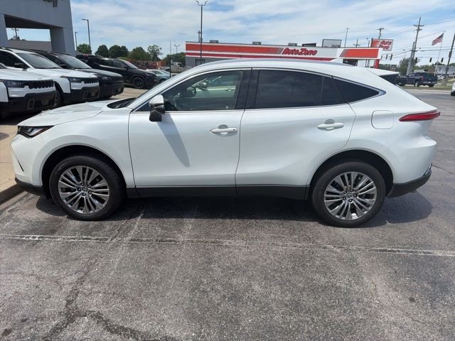 Used 2022 White Toyota XLE image 4