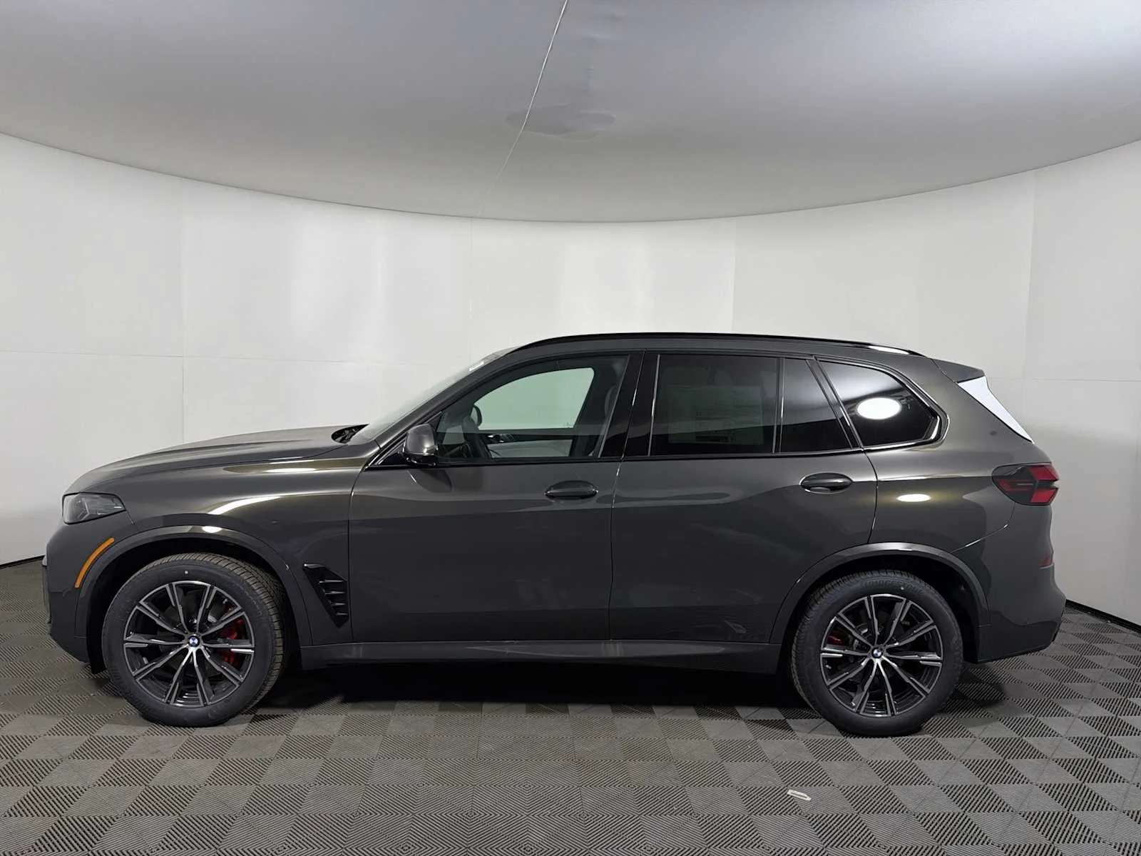New 2026 Dravit Grey Metallic BMW xDrive40i image 4